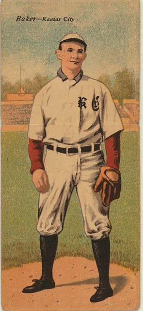 阿尔巴尼亚的劳拉·伍兹（Laura Woods）震惊了粉红色的衣服，她在最后16次前进冠军联赛时.